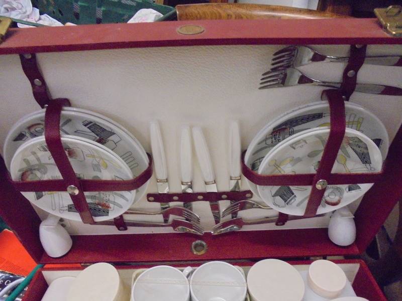A good quality vintage picnic case complete with contents (circa 1960/70's) COLLECT ONLY. - Bild 3 aus 4