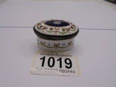 An 18th century Bilston enamel patch box. Some age related crazing, 4.5 x 3.5 cm, 2.25 cm high.