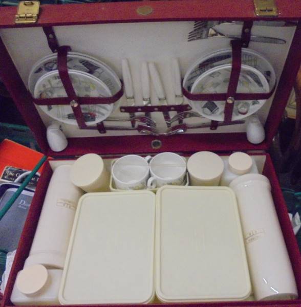 A good quality vintage picnic case complete with contents (circa 1960/70's) COLLECT ONLY. - Bild 2 aus 4