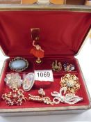 A good lot of vintage brooches in a jewellery box.