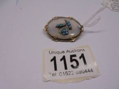 An Edwardian gold romantic forget-me-not brooch (tests 9ct).