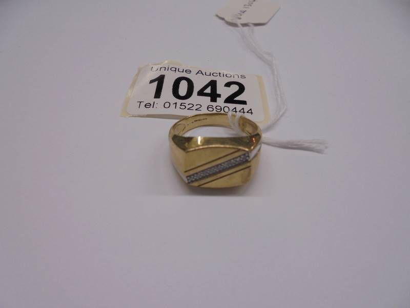 A 9ct gold signet ring, size R, 3.76 grams.