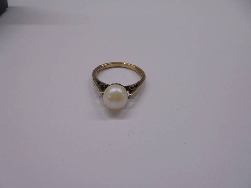 A 9ct gold ring set single pearl, size I half, 2 grams. - Image 2 of 3