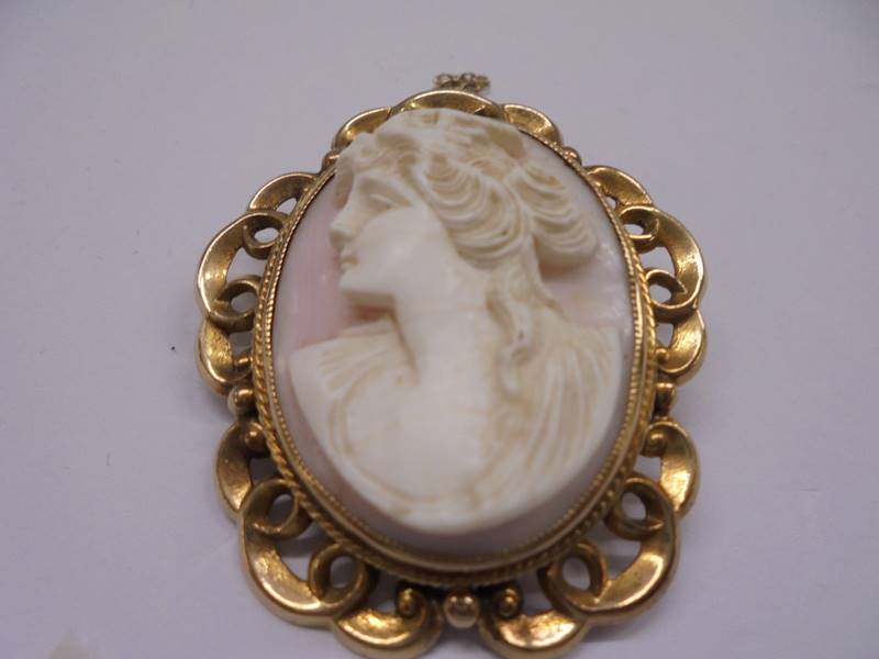 A shell cameo brooch in a tested 9ct gold mount. - Image 2 of 3