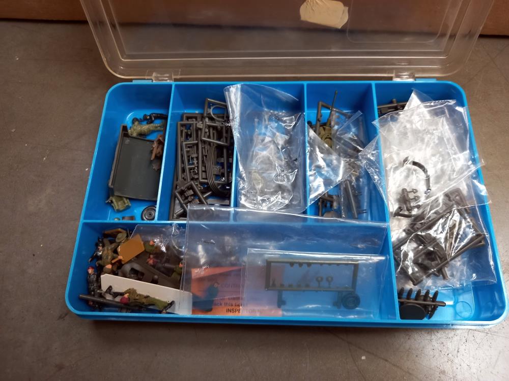 A large box of plastic soldiers and military vehicles - Image 3 of 8