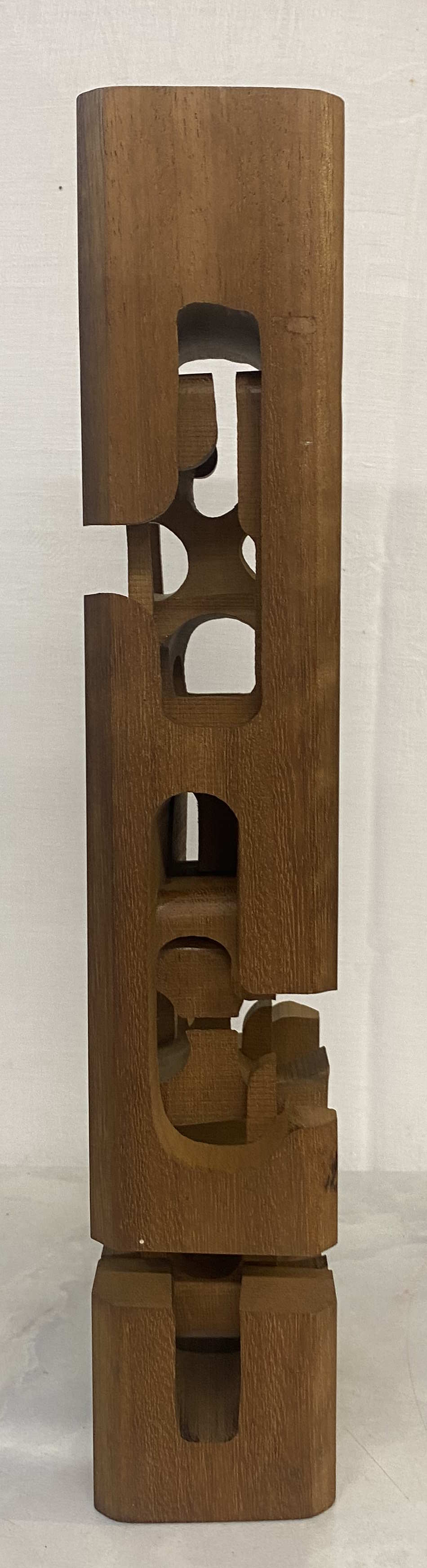 An abstract wooden sculpture attributed to Brian Willsher - Image 7 of 14