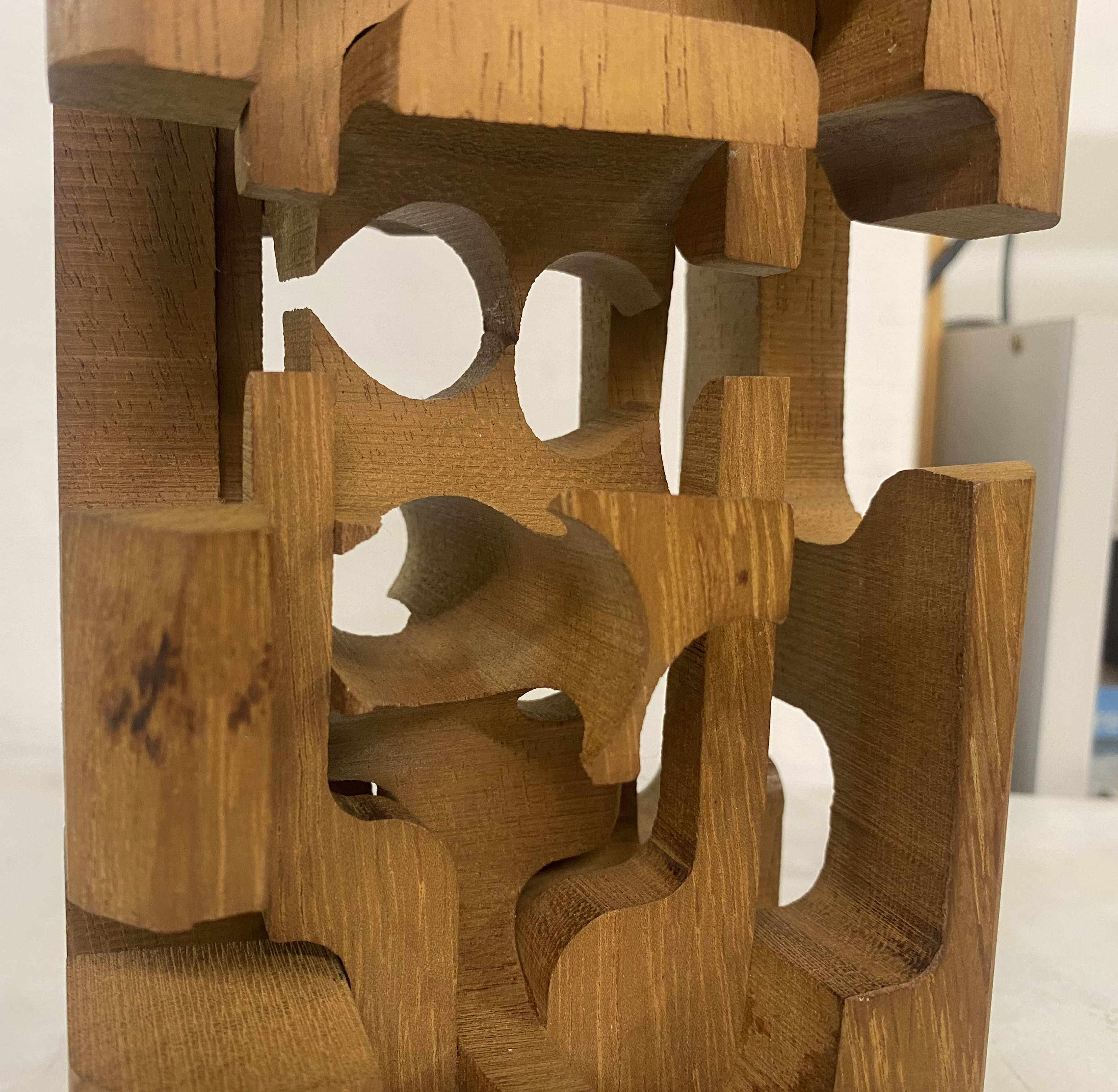 An abstract wooden sculpture attributed to Brian Willsher - Image 10 of 14