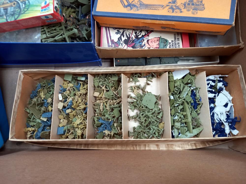 A large box of plastic soldiers and military vehicles - Image 2 of 8