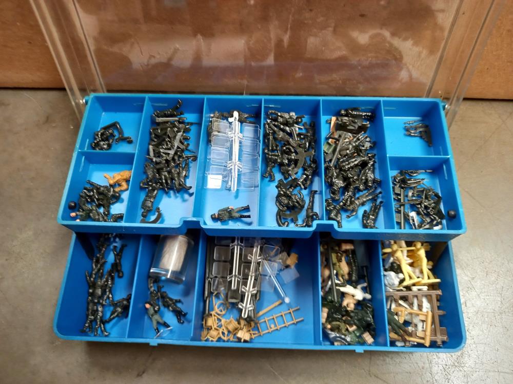 A large box of plastic soldiers and military vehicles - Image 4 of 8