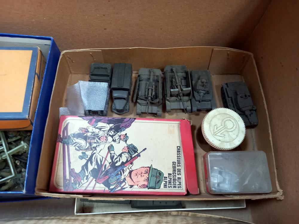 A large box of plastic soldiers and military vehicles - Image 8 of 8