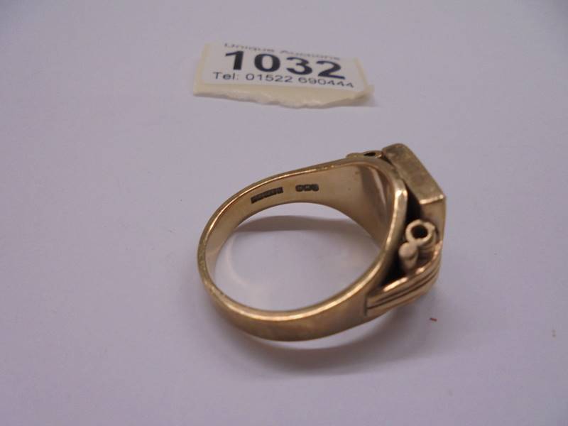 A 9ct gold gent's ring set onyx, size Y, 14.6 grams. - Image 4 of 5
