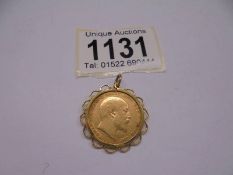 An Edward VII gold sovereign in a 9ct gold pendant mount.