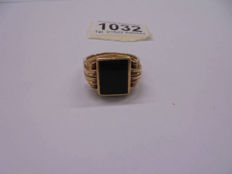 A 9ct gold gent's ring set onyx, size Y, 14.6 grams. - Image 5 of 5