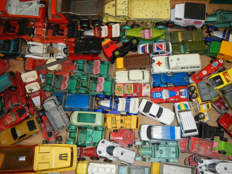 A large box of Matchbox, Corgi and Dinky die cast vehicles. - Image 2 of 2