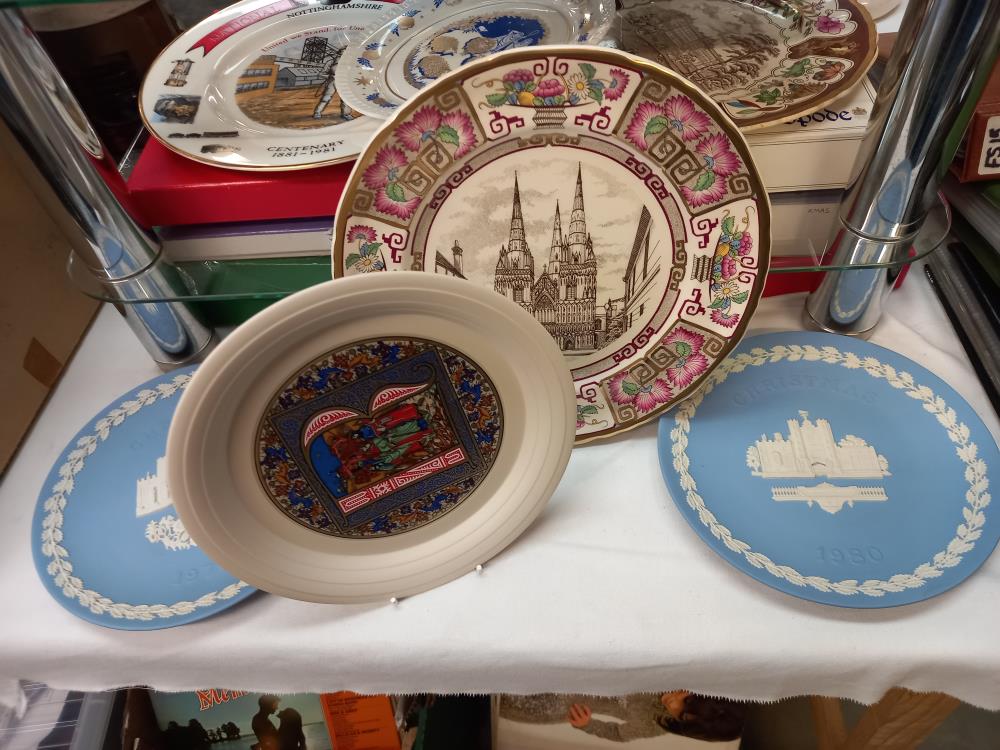 A quantity of boxed collectors plates including Wedgwood, Coalport etc - Image 4 of 4