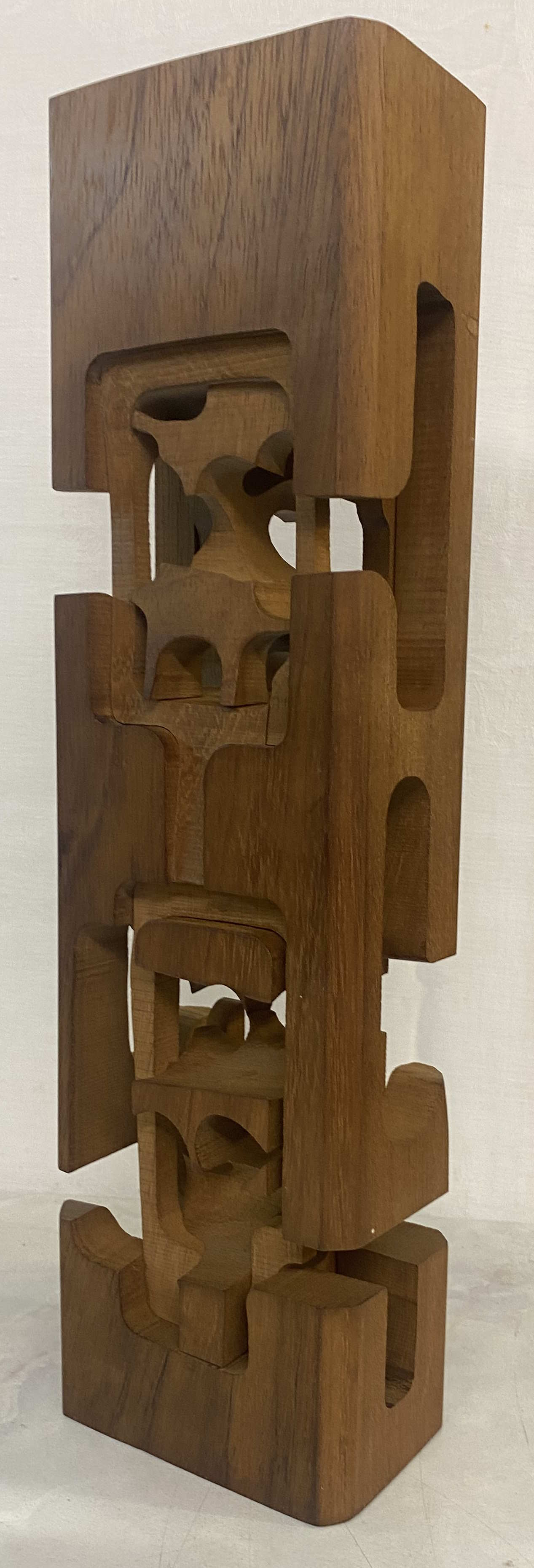 An abstract wooden sculpture attributed to Brian Willsher