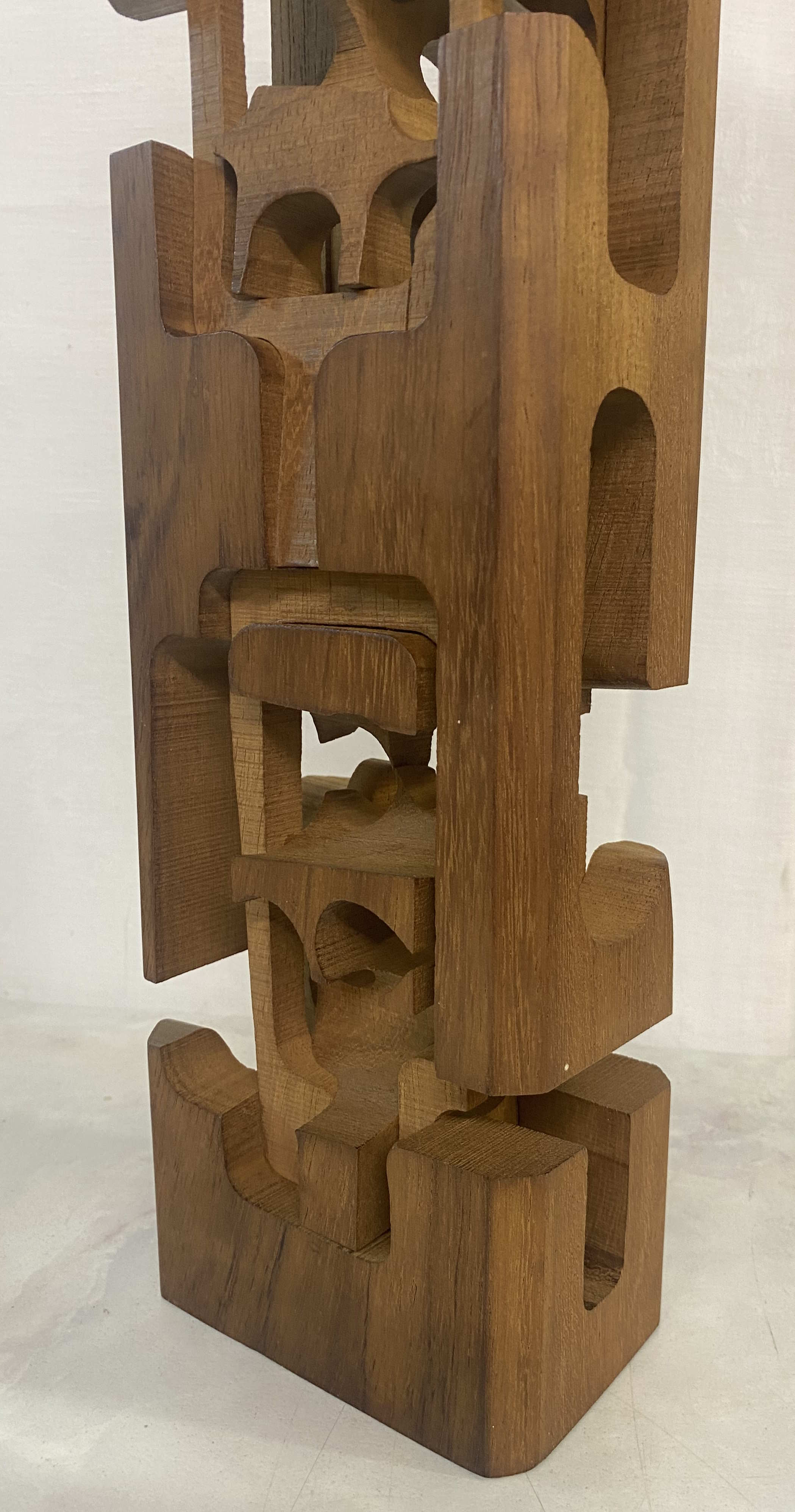 An abstract wooden sculpture attributed to Brian Willsher - Image 6 of 14