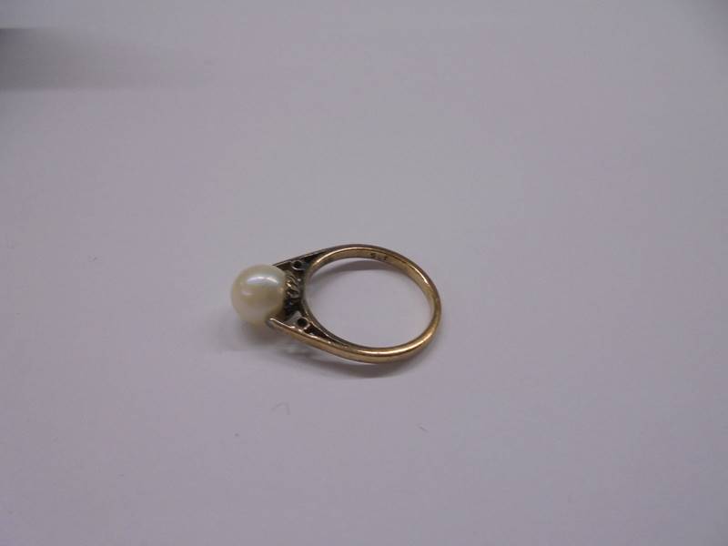 A 9ct gold ring set single pearl, size I half, 2 grams. - Image 3 of 3