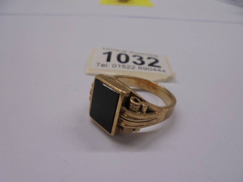 A 9ct gold gent's ring set onyx, size Y, 14.6 grams. - Image 2 of 5