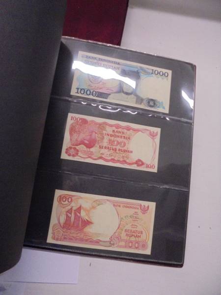 An excellent collection of world bank notes including UK, Asia, USA, Africa etc., 7 albums, - Image 67 of 75