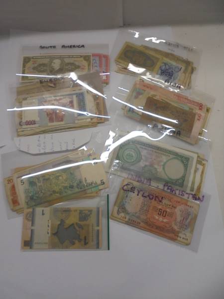 An excellent collection of world bank notes including UK, Asia, USA, Africa etc., 7 albums,