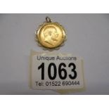 A 1910 Edward VII gold sovereign in a 9ct gold pendant mount.