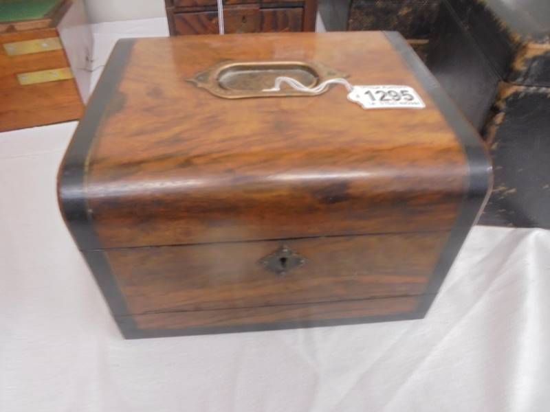 A mahogany traveling jewelry box with three scent bottles, in good condition. 23 x 18 x 14 cm.