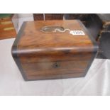 A mahogany traveling jewelry box with three scent bottles, in good condition. 23 x 18 x 14 cm.