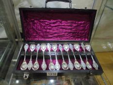 A set of 12 silver plate Royal Family teaspoons in wooden case.