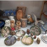 A quantity of owl related items including Wedgwood plates
