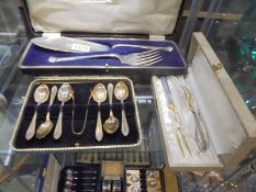 A cased pair of fish servers (maker D & A), a set of 6 spoons with sugar tongs & two pickle forks.