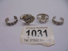 Four silver rings, 10 grams.