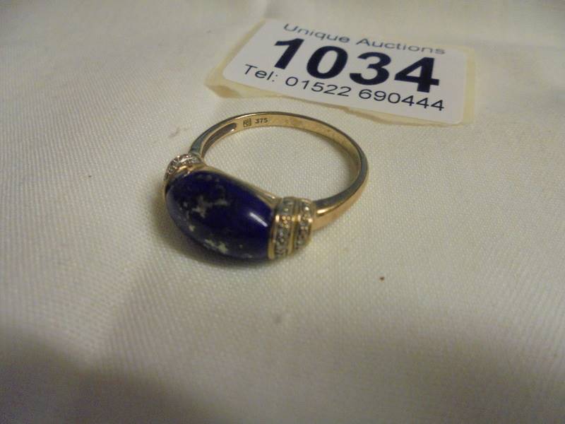 A Stylish lapis bar ended yellow gold ring, size T, 3.57 grams.