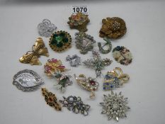 A good lot of vintage brooches.