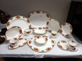 18 pieces of Royal Albert Old Country Roses (small bowl, soup bowl & sandwich plate with cup on