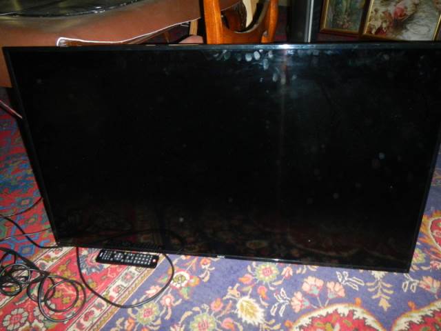 A 10' TV/Monitor and one other,.COLLECT ONLY. - Image 5 of 5