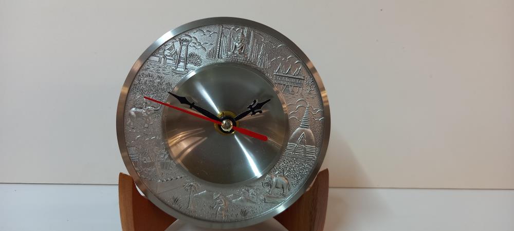 A metal Thai/Chinese clock with reief designs (battery operated) - Image 2 of 3