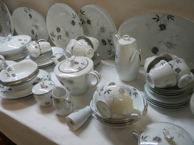 A large Japanese porcelain tea/dinner set in good condition, COLLECT ONLY. - Image 2 of 3