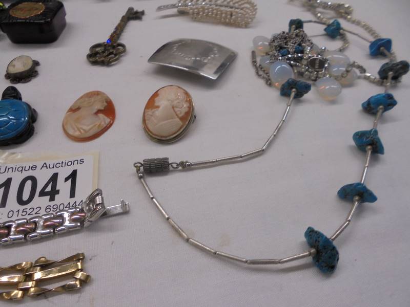 A mixed lot of costume jewellery including red antique necklace and brooch, micro mosaic brooch etc. - Image 6 of 7