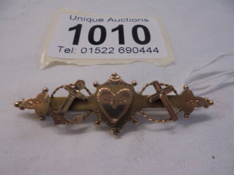 An Edwardian 9ct gold brooch with a heart, cross & anchor depicting Faith, Hope & Charity, 2 grams.