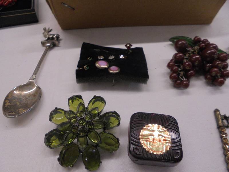 A mixed lot of costume jewellery including red antique necklace and brooch, micro mosaic brooch etc. - Image 4 of 7