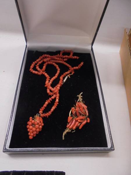 A mixed lot of costume jewellery including red antique necklace and brooch, micro mosaic brooch etc. - Image 2 of 7
