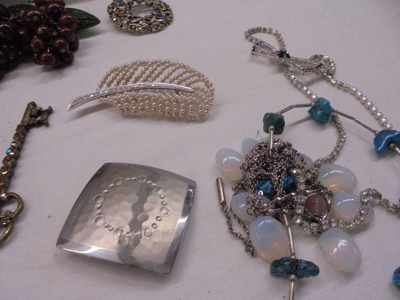 A mixed lot of costume jewellery including red antique necklace and brooch, micro mosaic brooch etc. - Image 5 of 7