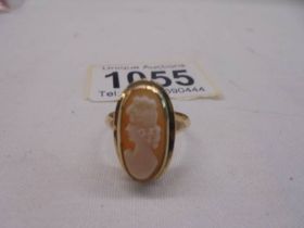 A 9ct gold vintage cameo ring, size M, 2.9 grams.