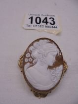 A good qualit 9ct gold mounted cameo brooch profile of a young woman.