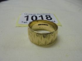 A 9ct gold wedding ring, size M, 4.7 grams.