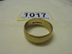 A 9ct gold wedding ring, size T, 5.9 grams.