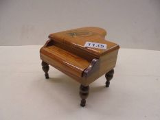 A good quality musical jewellery box in the form of a Grand Piano.