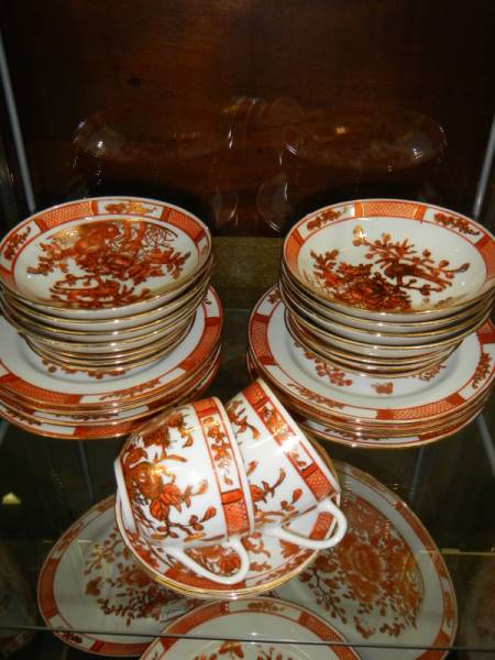 In excess of 45 pieces of circa 1960's Japanese porcelain red & white design dinner ware, COLLECT - Image 4 of 6