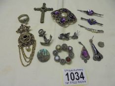 A mixed lot of vintage jewellery including brooches.